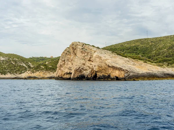 Rochas Sobre Entrada Caverna Azul Ilha Vis Croácia Tiro Barco — Fotografia de Stock