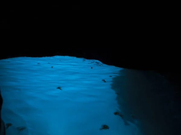 クロアチアの島ヴィス島で美しい青い水と青の洞窟内部 — ストック写真