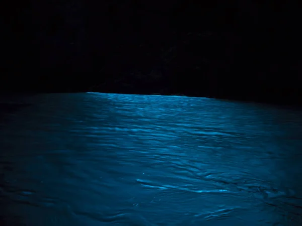 Hırvatistan Island Vis mavi mağara içinde güzel mavi su.