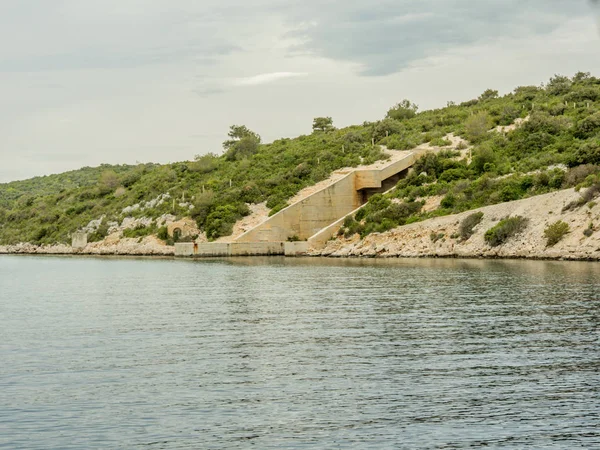 コンクリートのクロアチアの島の隠れ家の軍船を放棄 — ストック写真