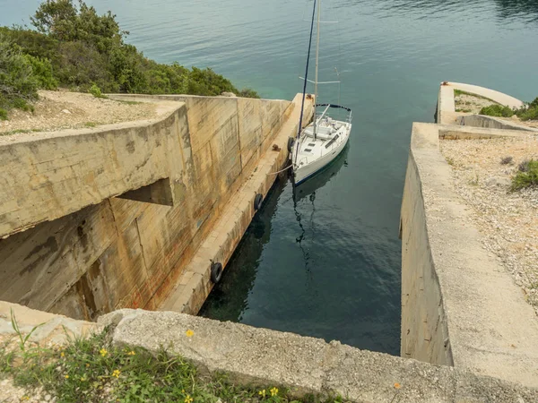 Yelkenli tekne Park terk edilmiş deniz saklandığı yer giriş.