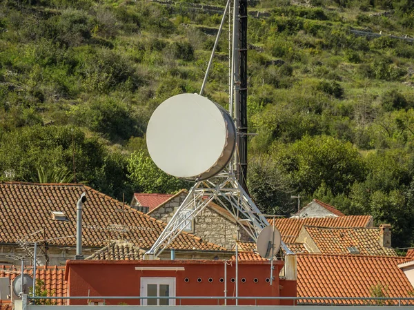 Televizyon sinyal anten üzerine turuncu yapı.