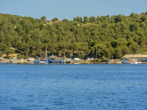 Σταθμευμένα Αλιευτικά Σκάφη Δίπλα Μικρό Ψαροχώρι Εργοστάσιο — Φωτογραφία Αρχείου