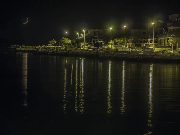 Havsstranden Med Ljus Och Månen Bakgrunden Avspeglar Havet Kvällen — Stockfoto