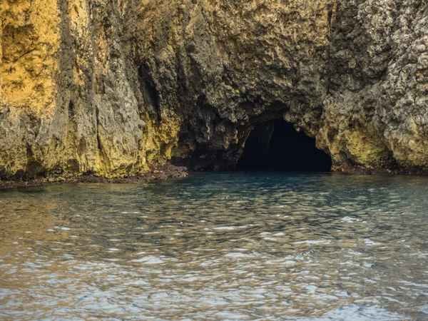 Entrada Cueva Azul Isla Vis Croacia Disparo Desde Velero Fotos De Stock
