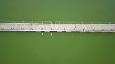 Anteni: Uçan küçük bir göl üzerinde yüzen köprüyü geçtikten ele. Uçağı ile uçan ve güzel güneşli yaz gününde filme.