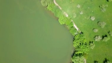 Hava: göl kıyısında yolu hiking üzerinde uçan. Göl yürüyen insanlar. Uçağı ile uçan ve güzel güneşli yaz gününde filme.