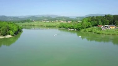 Hava: üzerinde kaç pedal tekneler ile yeşil göl üzerinde sümer güneşli günde uçan. Uçağı ile uçan ve güzel güneşli yaz gününde filme.