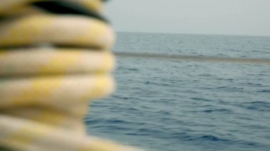 Yelkenli tekne yanında bulanık sarı iple üzerinden mavi Adriyatik Denizi filme. Ağır çekimde Hırvatistan yelken gezisi olarak film hd.