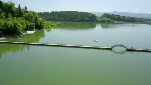 Antenne Onherkenbaar Mensen Lopen Drijvende Brug Groen Meer Vliegen Met — Stockvideo