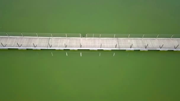 Воздушный Пролетает Над Небольшим Озером Наплавным Мостом Через Лететь Беспилотником — стоковое видео