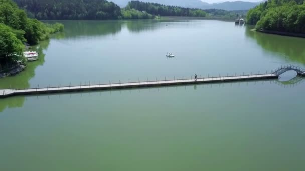 Anténa: Létání nad malé jezero s plovoucí most přes nad ním. Létání s DRONY a natáčení na krásný slunečný letní den.