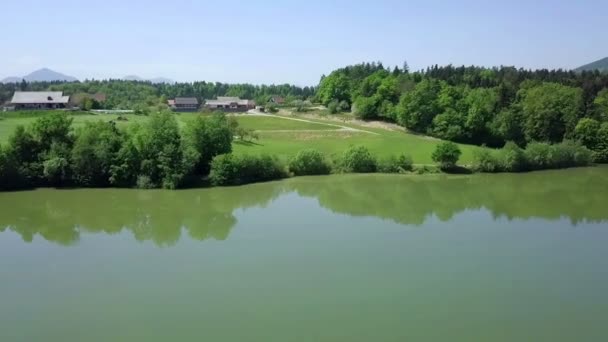 航空写真 撮影風景 Arround 小さな美しい湖を農業の田園地帯です ドローンと飛んで 美しい日当たりの良い夏の日に撮影 — ストック動画