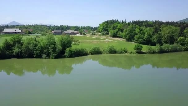 Antenn Filmar Landsbygden Jordbruk Landskap Arround Liten Vacker Sjö Flyga — Stockvideo