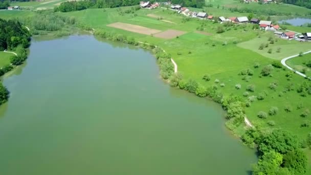 航空写真 撮影風景 Arround 小さな美しい湖を農業の田園地帯です ドローンと飛んで 美しい日当たりの良い夏の日に撮影 — ストック動画