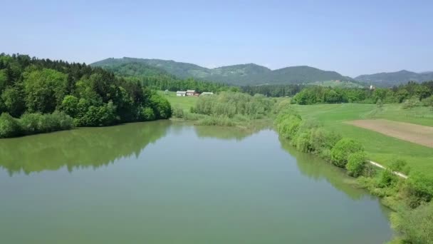 Воздушные Съемка Сельской Местности Фермерских Ландшафтов Вокруг Небольшого Красивого Озера — стоковое видео
