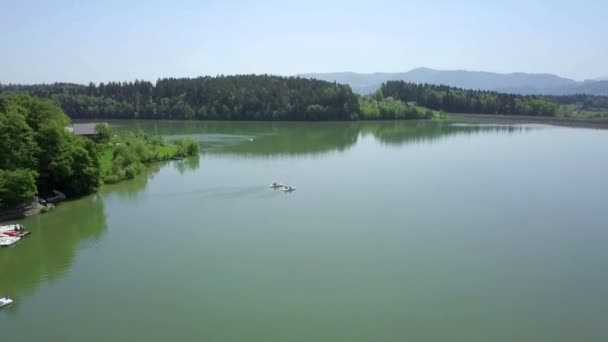 Luchtfoto Vliegen Groen Meer Met Twee Trappen Boten Het Sumer — Stockvideo