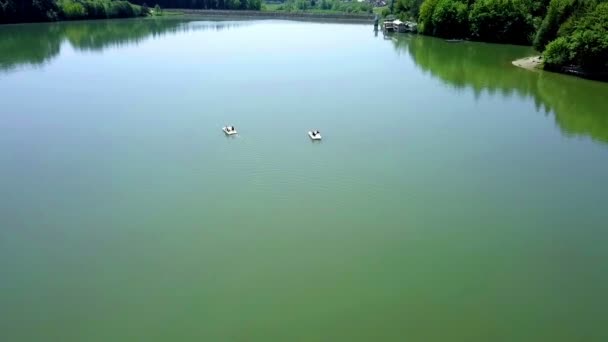 Aérea Volando Sobre Lago Verde Con Dos Botes Pedaleando Día — Vídeos de Stock