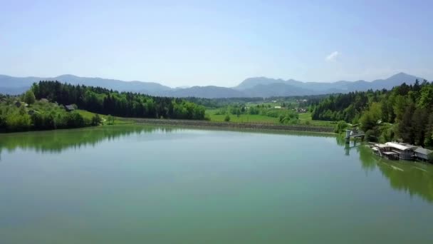 航空写真 ダムに向かって緑の湖の上で飛んでそれシュメール晴れた日に ドローンと飛んで 美しい日当たりの良い夏の日に撮影 — ストック動画