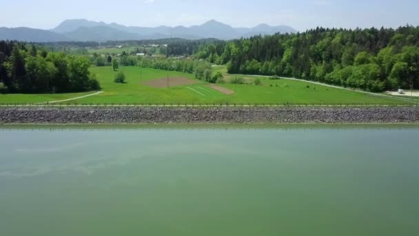 Antenne Flug Über Grünen See Richtung Staudamm Einem Sonnigen Sommertag — Stockvideo