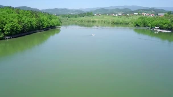 Antenne Überflug Eines Kleinen Sees Mit Schwimmender Brücke Über Ihn — Stockvideo