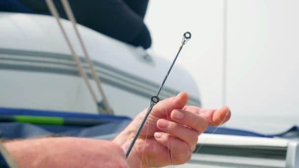 フィッシャーマンズ手に釣行しようとは 釣り竿の Arround トップを息切れ スローモーションで男性の手のクローズ アップ — ストック動画