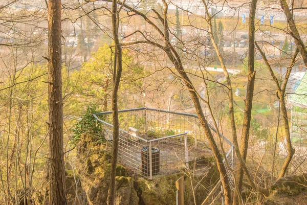 Point çit ile orman yolu tepenin üstünde tepe-in gidiş yönü ile ilgilenen.