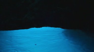 Güzel mavi kristal deniz suyu mavi mağara içinde inanılmaz ada Vis Tourist cazibe mavi plava spilja Hırvatistan'olarak adlandırılan mağara.