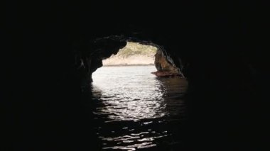 Mavi içinde görüntülemek ouside ışık Hırvatistan Island Vis mağarasına. Plava spilja Hırvatistan'olarak adlandırılan turistik cazibe Mavi Mağara.