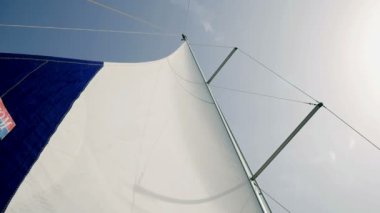 Orta Rüzgar ile kokpit üzerinden ana yelken güzel güneşli günde filme. Ağır çekimde Hırvatistan yelken gezisi olarak film hd.