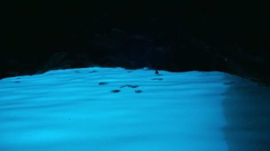 Mavi Mağara cazibe Hırvatistan Island Vis jellyfishes mavi su ile. Plava spilja Hırvatistan'olarak adlandırılan turistik cazibe Mavi Mağara.
