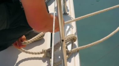 Yelkenli tekne beton İskelesi yola önce denizci ip bağcıklı. Hırvatistan Adriyatik Denizi üzerinde yelken gezisi olarak film.