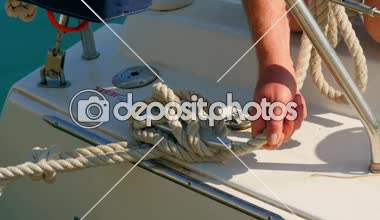 Yelkenli tekne beton İskelesi yola önce denizci baba düğüm bağcıklı. Hırvatistan Adriyatik Denizi üzerinde yelken gezisi olarak film.