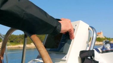 Yelkenli teknelerde navigasyon gps çizici kursunda kurma Kaptan. Ağır çekimde Hırvatistan yelken gezisi olarak film hd.
