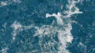 Yelkenli tekne closeup arka tarafında köpük güzel mavi crystaly berrak denizi. Ağır çekimde Hırvatistan yelken gezisi olarak film hd.