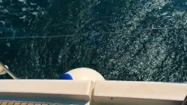 Yelkenli tekne closeup arka tarafında köpük güzel mavi crystaly berrak denizi. Ağır çekimde Hırvatistan yelken gezisi olarak film hd.