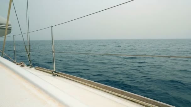 セーリング ボート側フェンス越しの撮影 セーリング ボート渡し暗い深い青色の海 — ストック動画