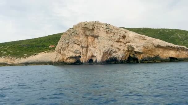 Navegando Frente Caverna Chamada Plava Spilja Croata Islã Vis — Vídeo de Stock