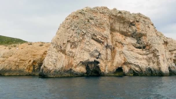 Navegando Frente Caverna Chamada Plava Spilja Ilha Croata Vis Filmado — Vídeo de Stock