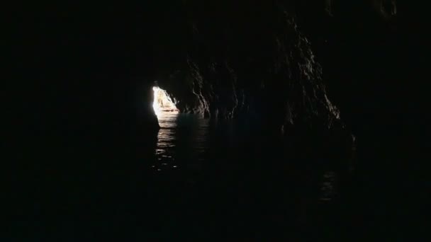从蓝色洞穴内部可以看到克罗地亚维斯岛上的光线 旅游景点蓝色洞穴称为克罗地亚的普拉瓦水 — 图库视频影像