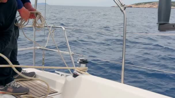 Marineros Desenrollando Preparando Cuerdas Para Navegar Cámara Lenta Filmado Viaje — Vídeo de stock