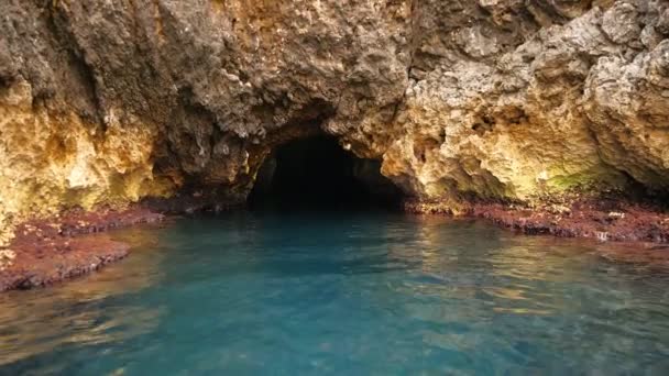 Hacia Entrada Cueva Azul Atracción Turística Isla Vis Croacia Filmado — Vídeo de stock