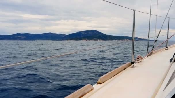 在帆船侧栅栏中拍摄 经过帆船的深蓝色大海 — 图库视频影像