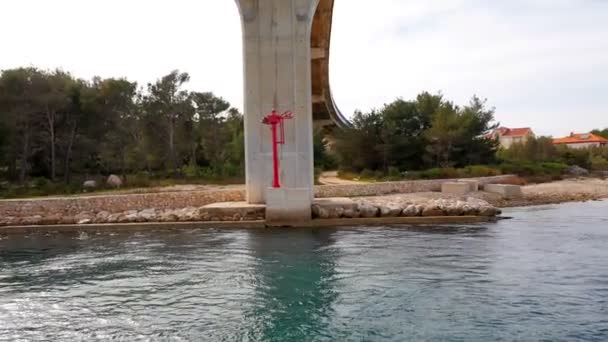 Pasando Por Debajo Del Puente Zdrelac Entre Islas Mar Adriático — Vídeo de stock