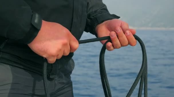 Matelot Remontant Des Cordes Après Une Belle Journée Ensoleillée Naviguant — Video