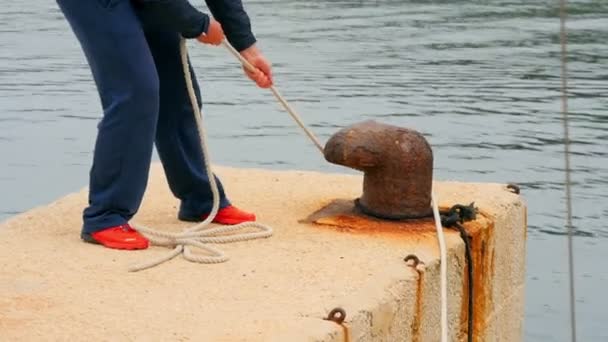 Парусник Закрепляет Парусник Веревкой Через Железную Баллард Съемки Плавания Хорватии — стоковое видео