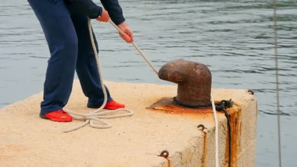 Segelmann Sichert Segelboot Mit Seil Über Großen Eisernen Poller Gefilmt — Stockvideo