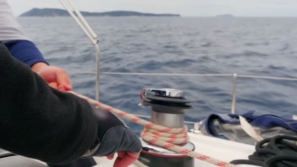 Dos Marineros Tirando Vela Principal Con Cuerda Rayas Rojas Cámara — Vídeos de Stock