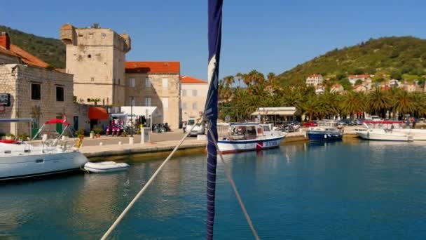 Città Vis Sull Isola Vis Croazia Filmato Barca Vela Prua — Video Stock