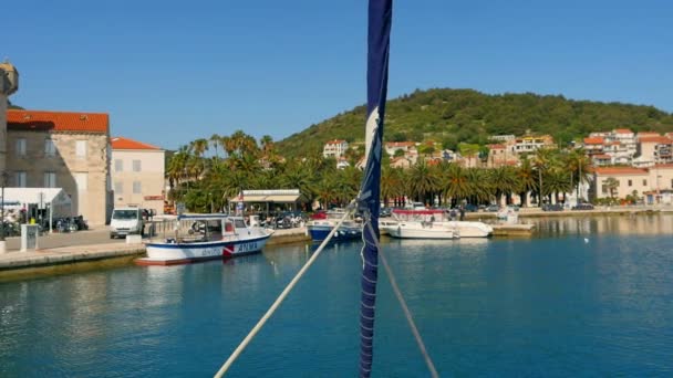 クロアチアの島 は帆船の船首から撮影 都市港を残しながら美しい晴れた日に撮影 — ストック動画